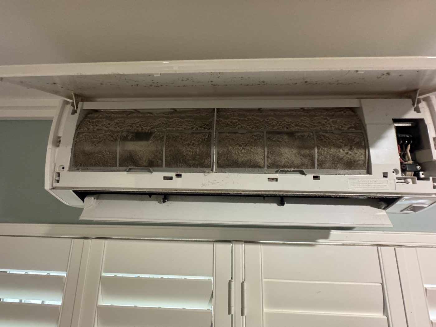 Air conditioner barrel and fins caked in dust and mould before a hydro clean